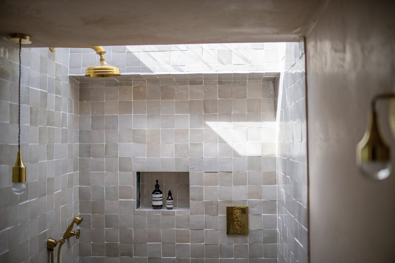 Bathroom with great daylight from VELUX flat roof window