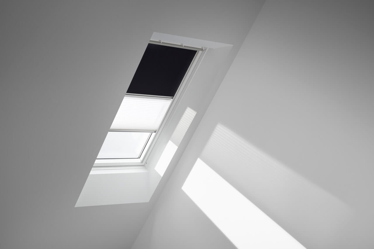 VELUX krovni prozor s crnom rolo zavjesom