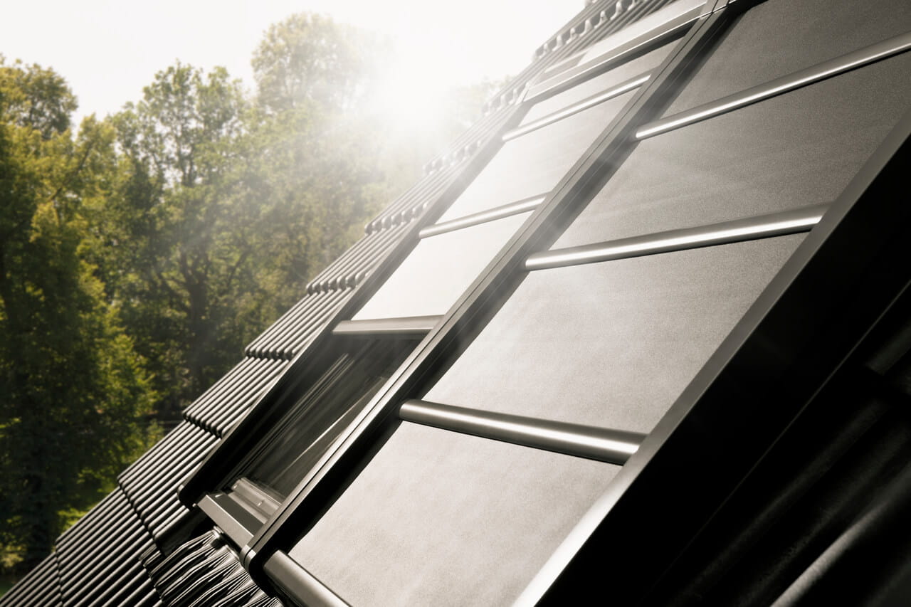 Vanjski pogled na 2 VELUX meke grilje u krovu, jedna je djelomično otvorena