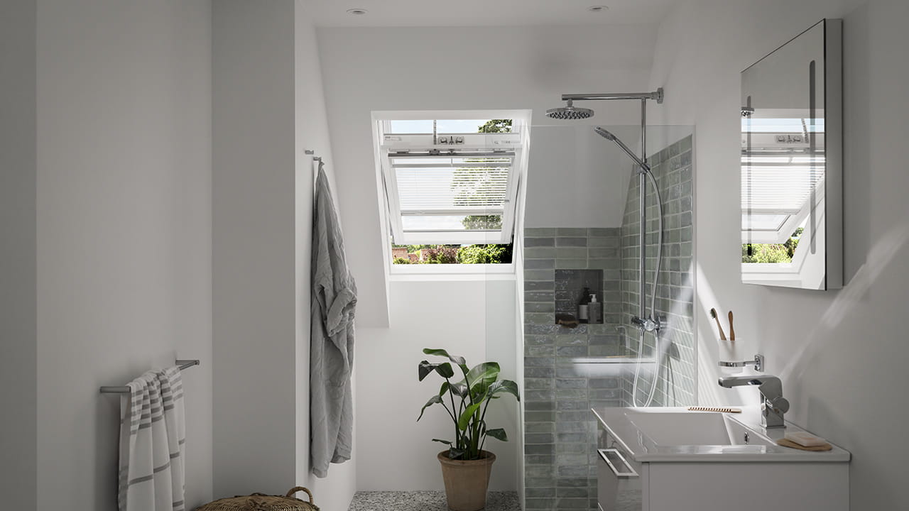 VELUX jednokrilni krovni prozor ugrađen u kupaonicu