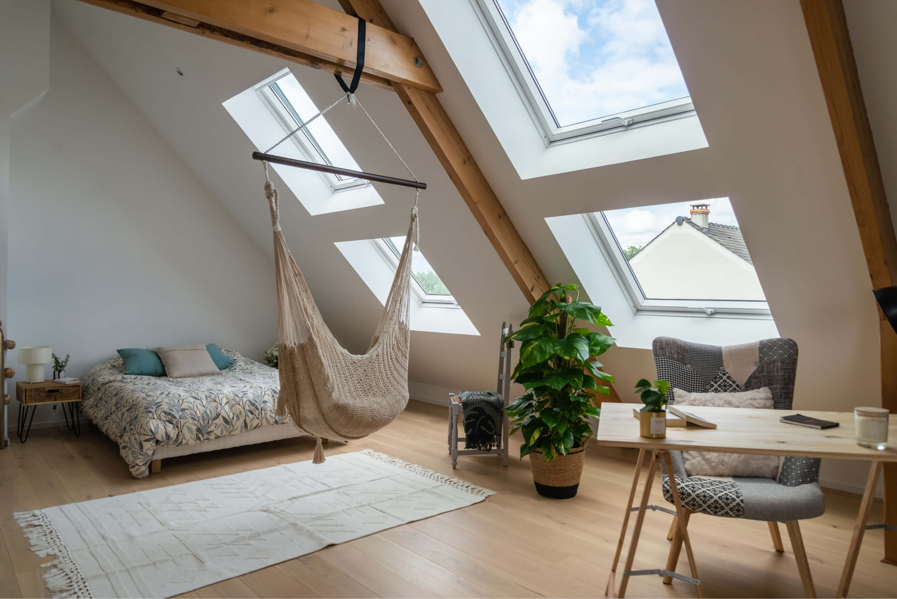 Fenêtres de toit VELUX avec volets roulants pour une chambre confortable sous les toits