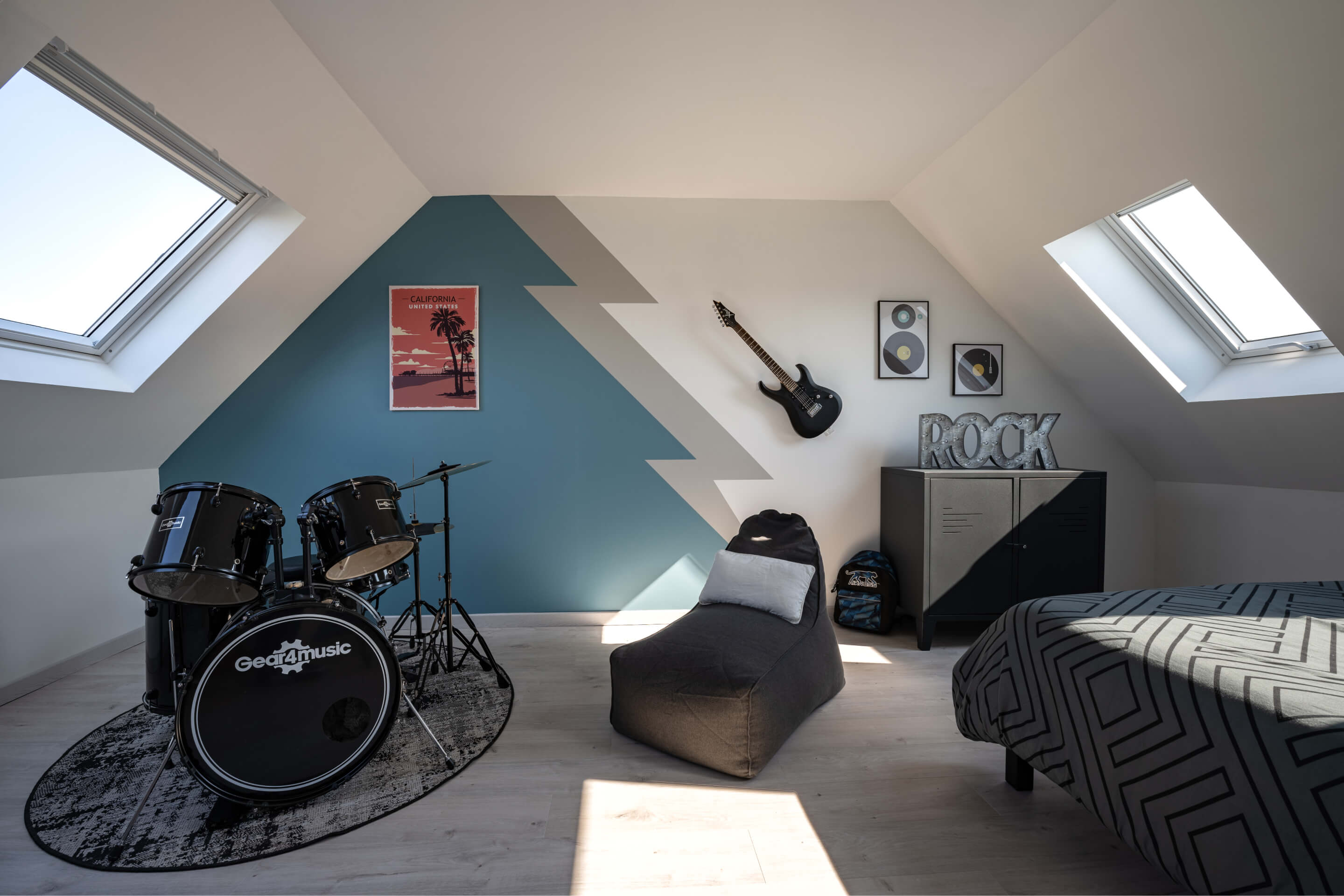 Quand un grenier sombre et poussiéreux devient une chambre inondée de lumière