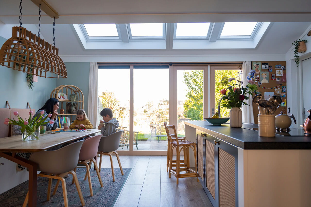 Dakramen in keukenuitbouw maken duurzame woning compleet