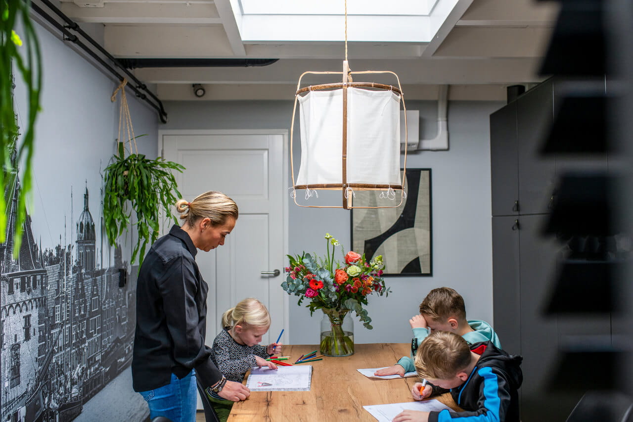 Interieurontwerpster maakt van garage stijlvolle werkplek vol daglicht