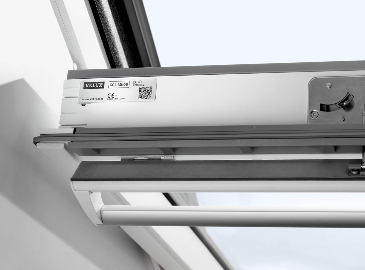 Image of a CE marking data plate placed on the top of the roof window frame